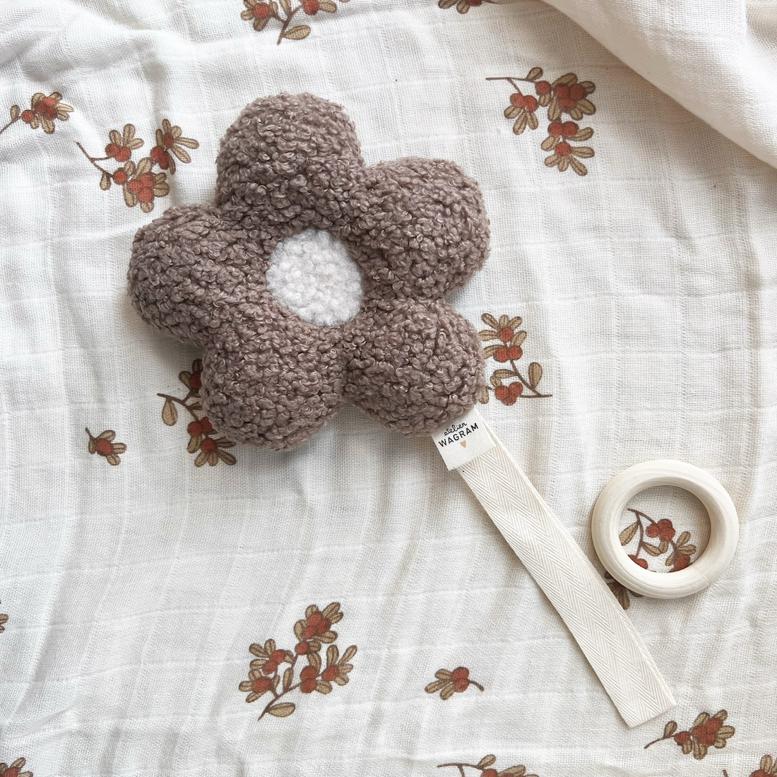 Държач за биберона Atelier Wagram Flower - beige/ecru
